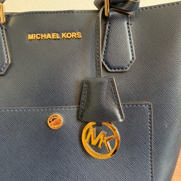 Michael Kors Greenwich Medium Grab Bag - Picture 2 of 8